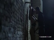 Valentina Nappi transando brutalmente com rapaz nas ruas escuras no melhor do porno na rua