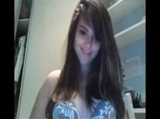 Novinha delicia mostrando o peitinho gostoso na frente da webcam