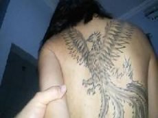 Safada de Interlagos com um fênix tatuada nas costas
