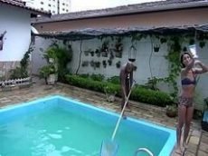 brasileira vadia dando pro cara que foi limpar a piscina