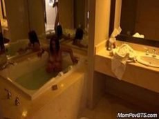 Putinha gostosa fazendo sexo intenso no banheiro da mansão