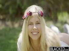 Loira Hippie em vídeo do x.videos transando com negro