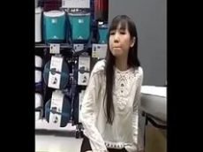 Novinha se masturbando dentro de uma loja