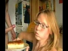 Seu porno com mulher comendo bolo com porra