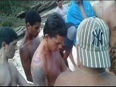 Video porno amador de uma safada fazendo orgia na praia