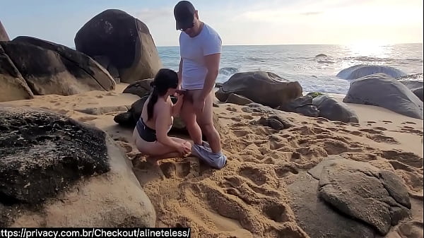 Sexo na praia de nudismo com o namorado safado