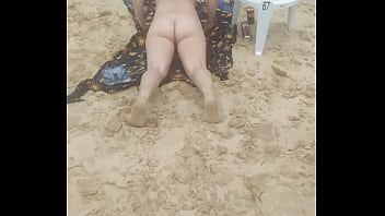 Safados em praia de nudismo