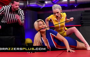 Lutadores lésbica fazendo uma putaria gostosa em cima do ringue